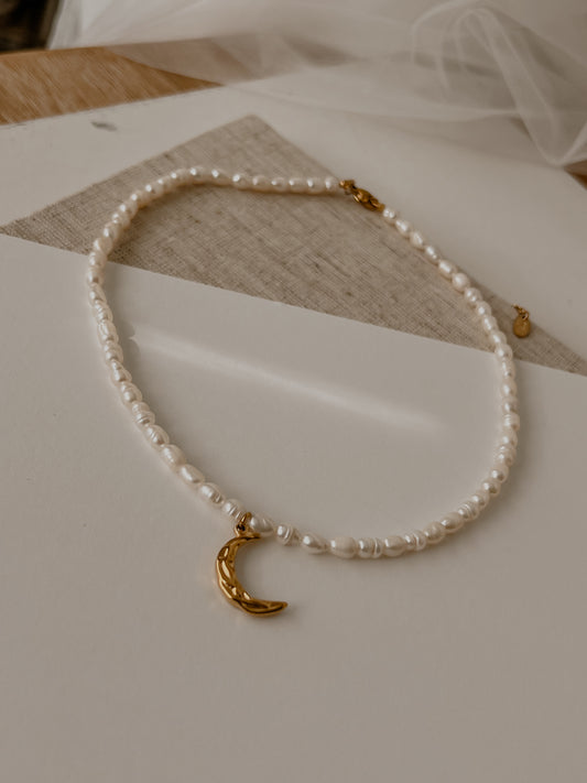Luna Pearl Choker